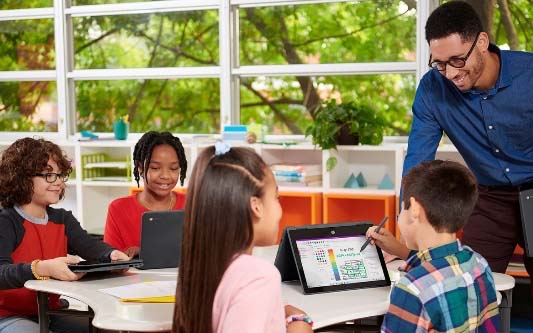 kids using HP laptops